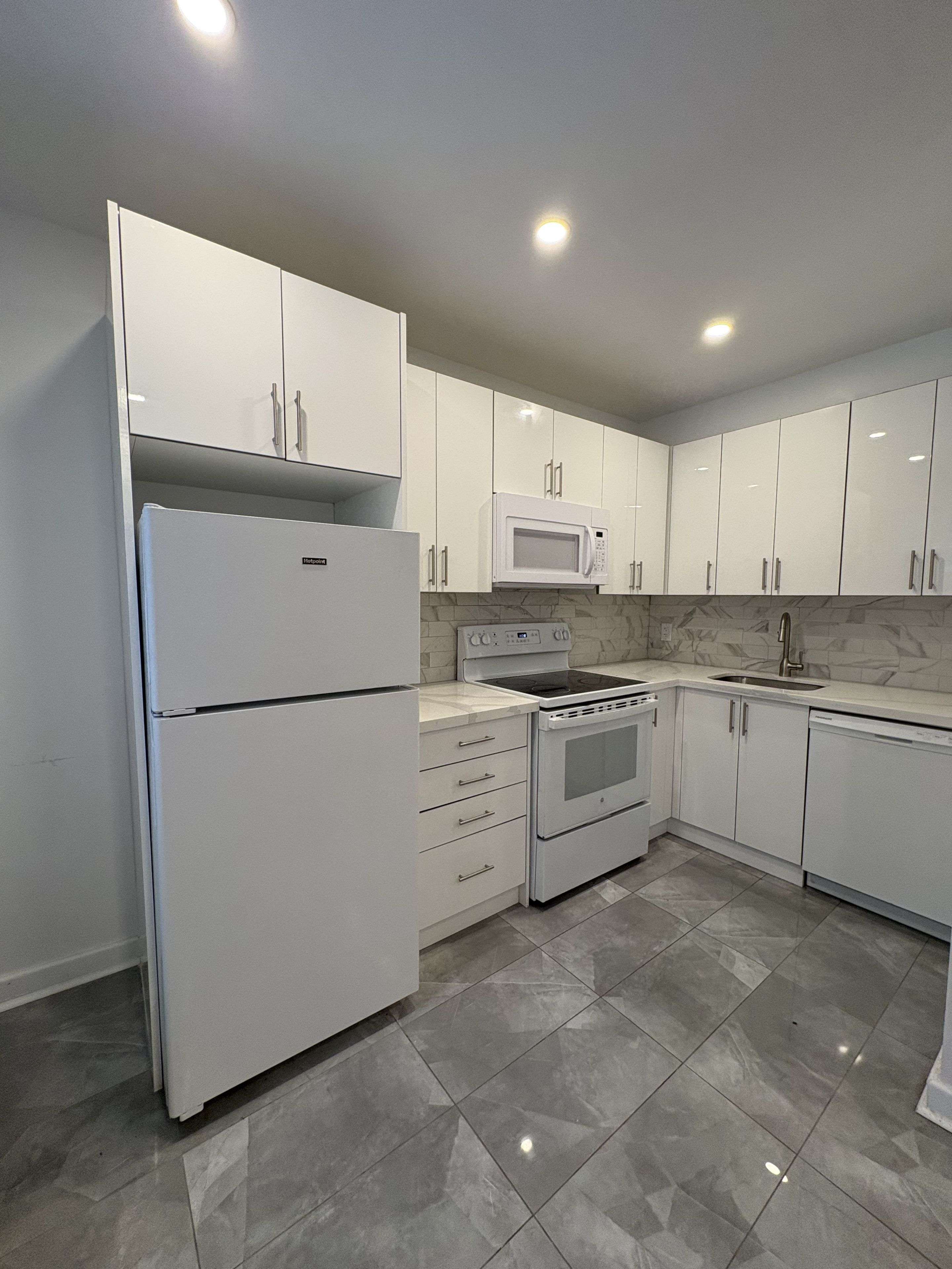 Toronto C10, ON M4R 1V5,487 Duplex AVE #10