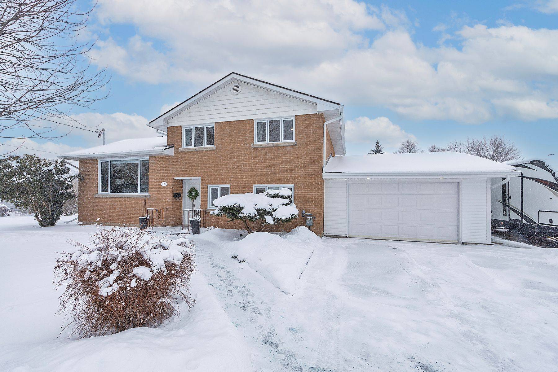 Loyalist, ON K7N 1B1,31 Manitou CRES E