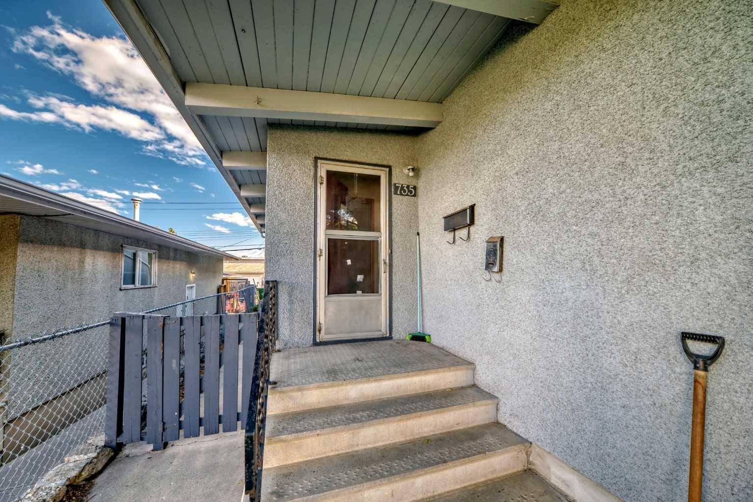 Calgary, AB T2V 0M4,735 67 AVE SW