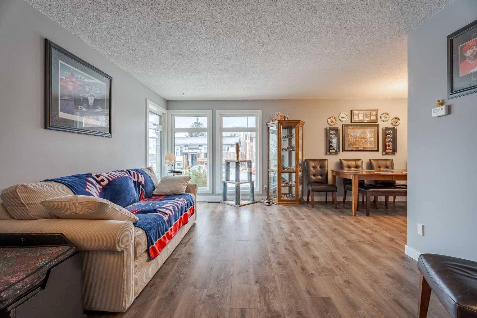 Calgary, AB T3K 1x1,72 Beaconsfield WAY NW