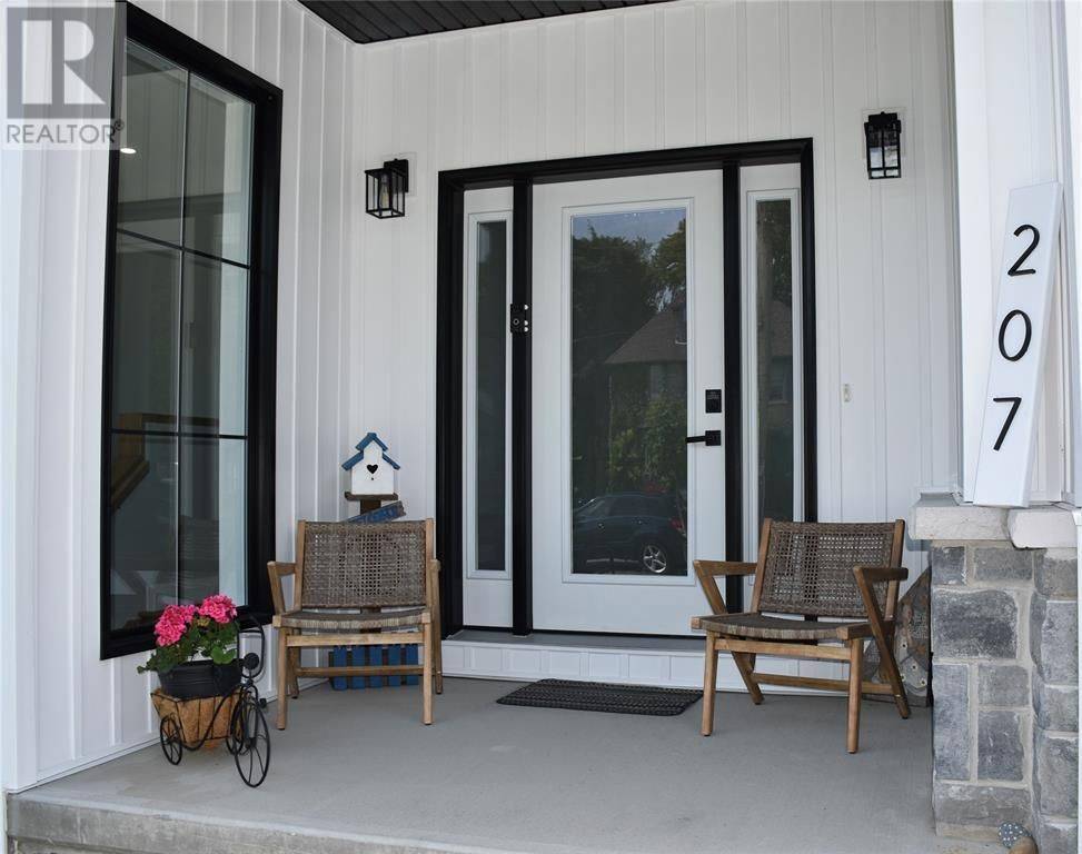 Sarnia, ON N7T 0C2,207 Essex ST