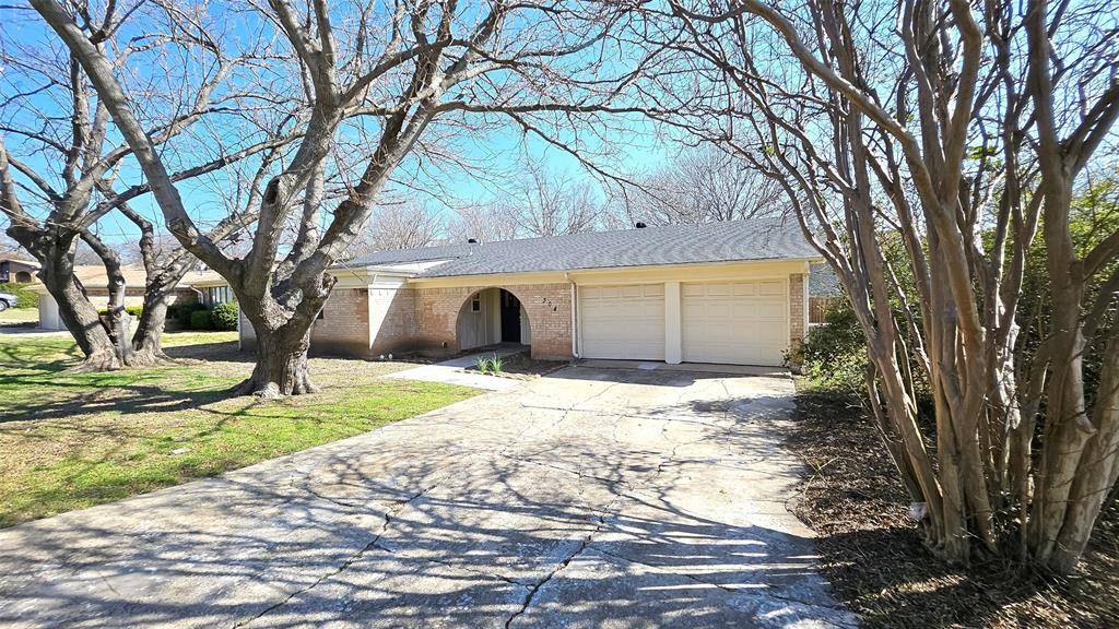 Benbrook, TX 76126,304 Lochness Court