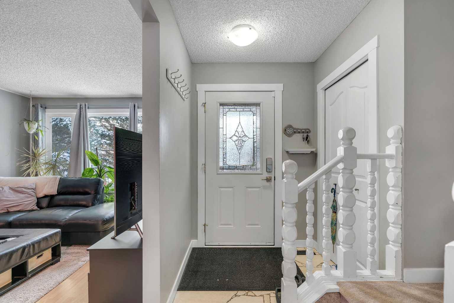 Calgary, AB T2W 3H9,14 Cedarwood Rise SW