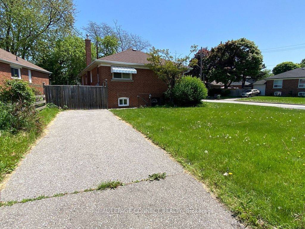 Toronto E04, ON M1R 3M3,2 Kellyvale RD #Bsmt