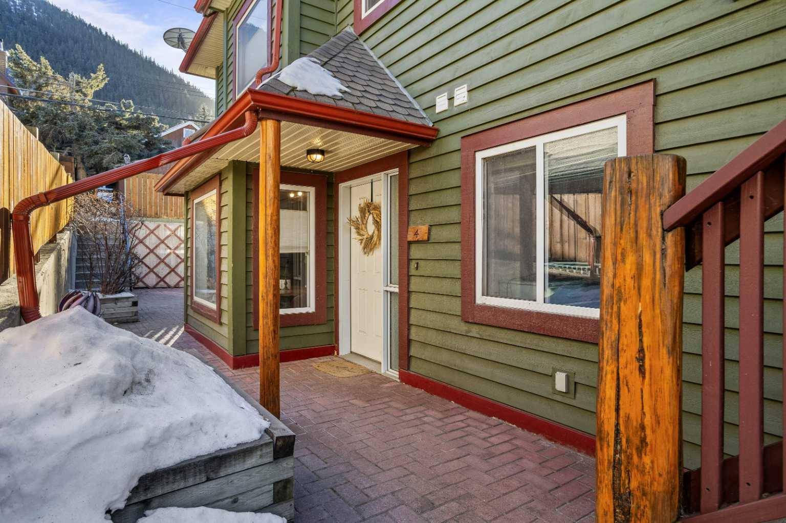 Banff, AB T1L1B9,502 Banff AVE #4