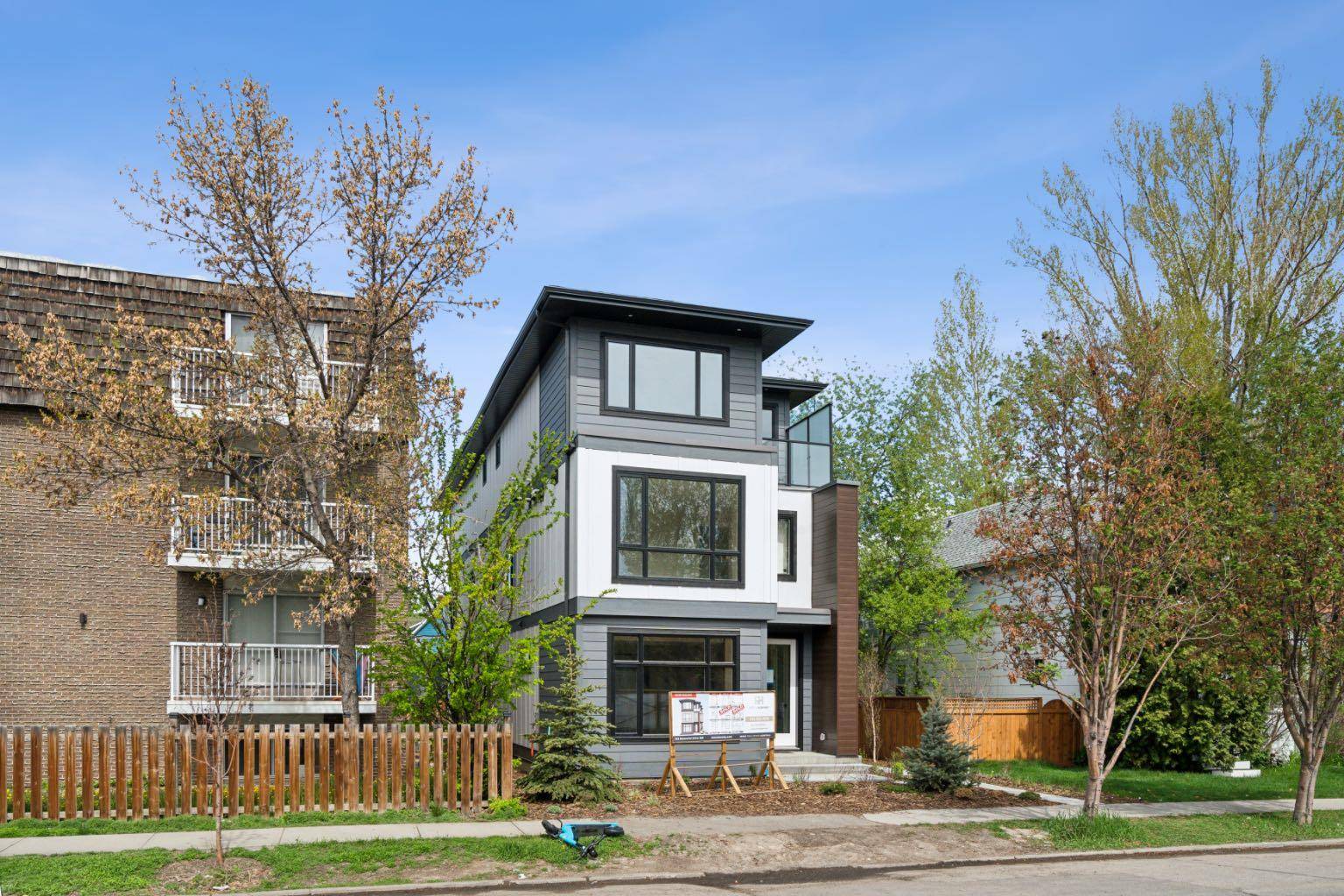 Calgary, AB T2N3C7,742 Memorial DR NW #1