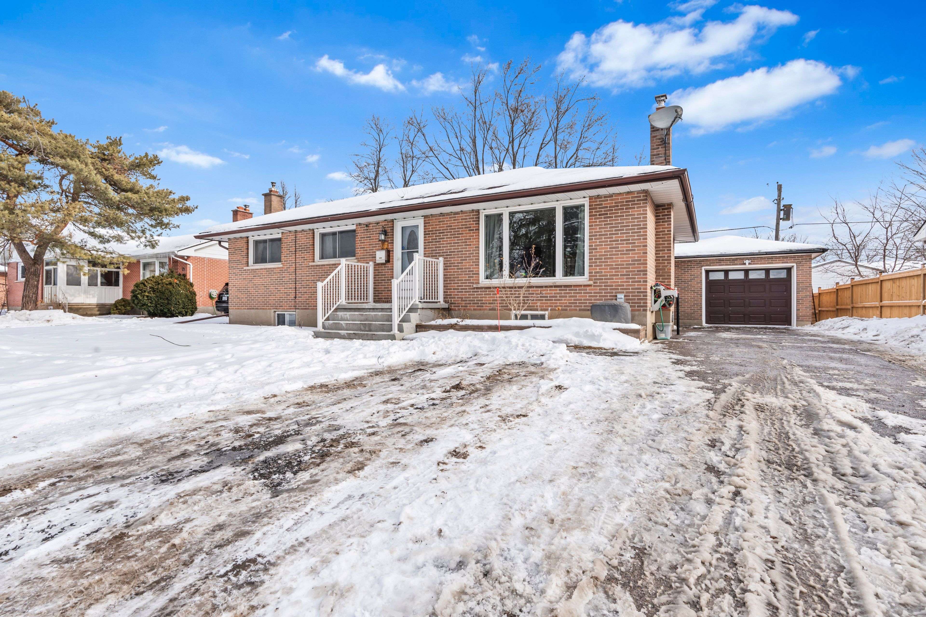 Loyalist, ON K7N 1C1,67 Manitou CRES W