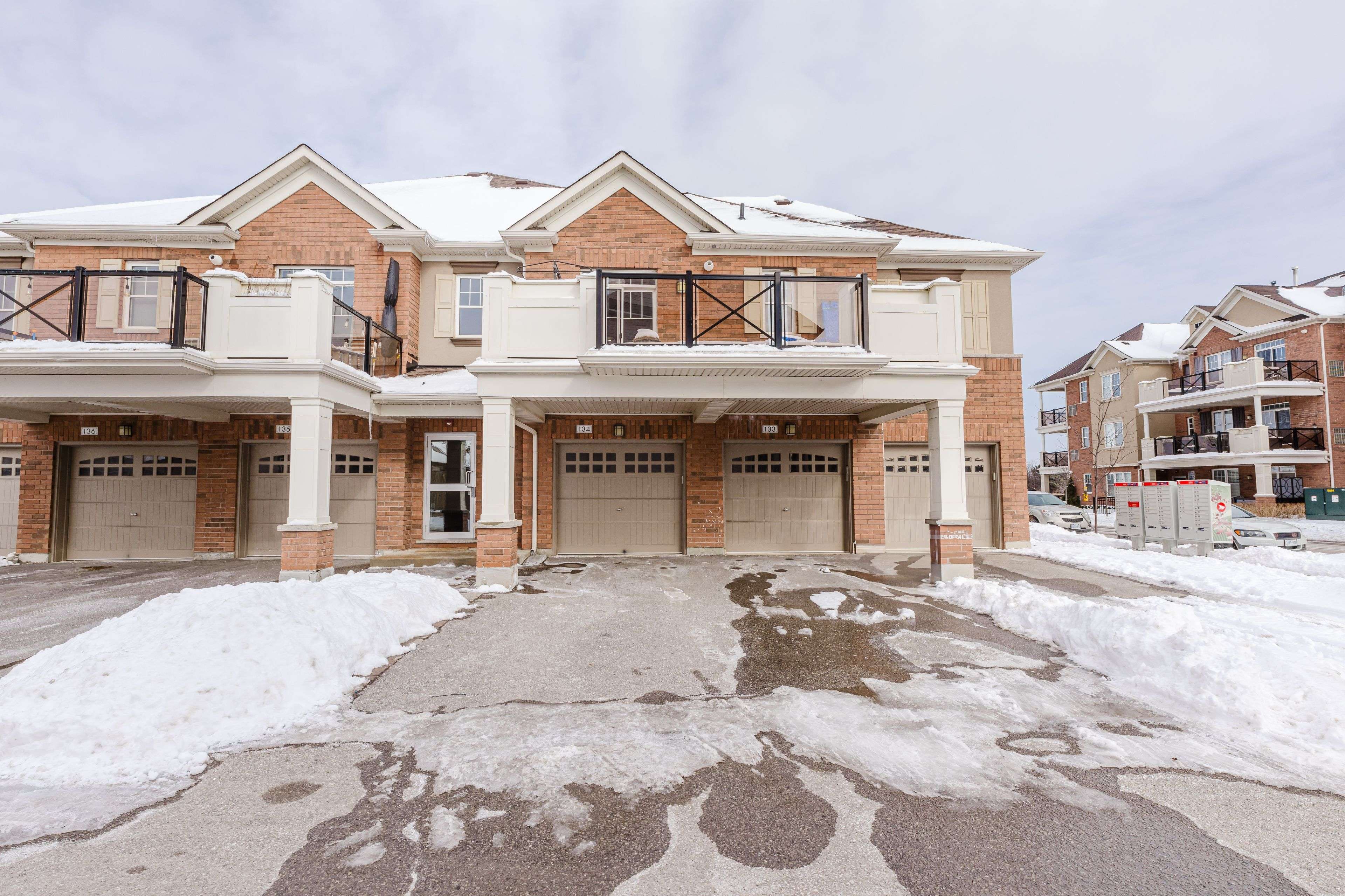 Oakville, ON L6H 0K5,275 Littlewood DR #206