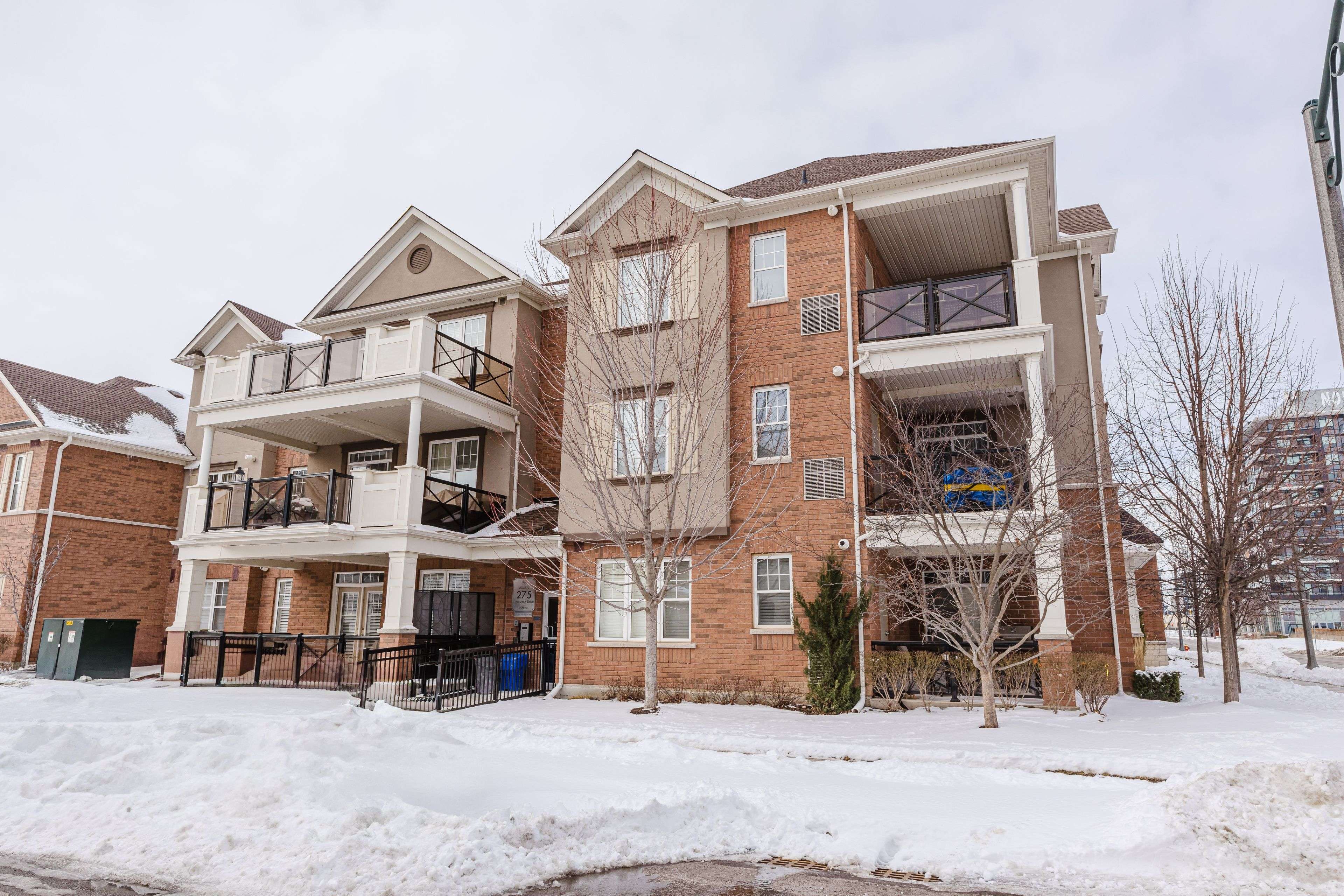 Oakville, ON L6H 0K5,275 Littlewood DR #206