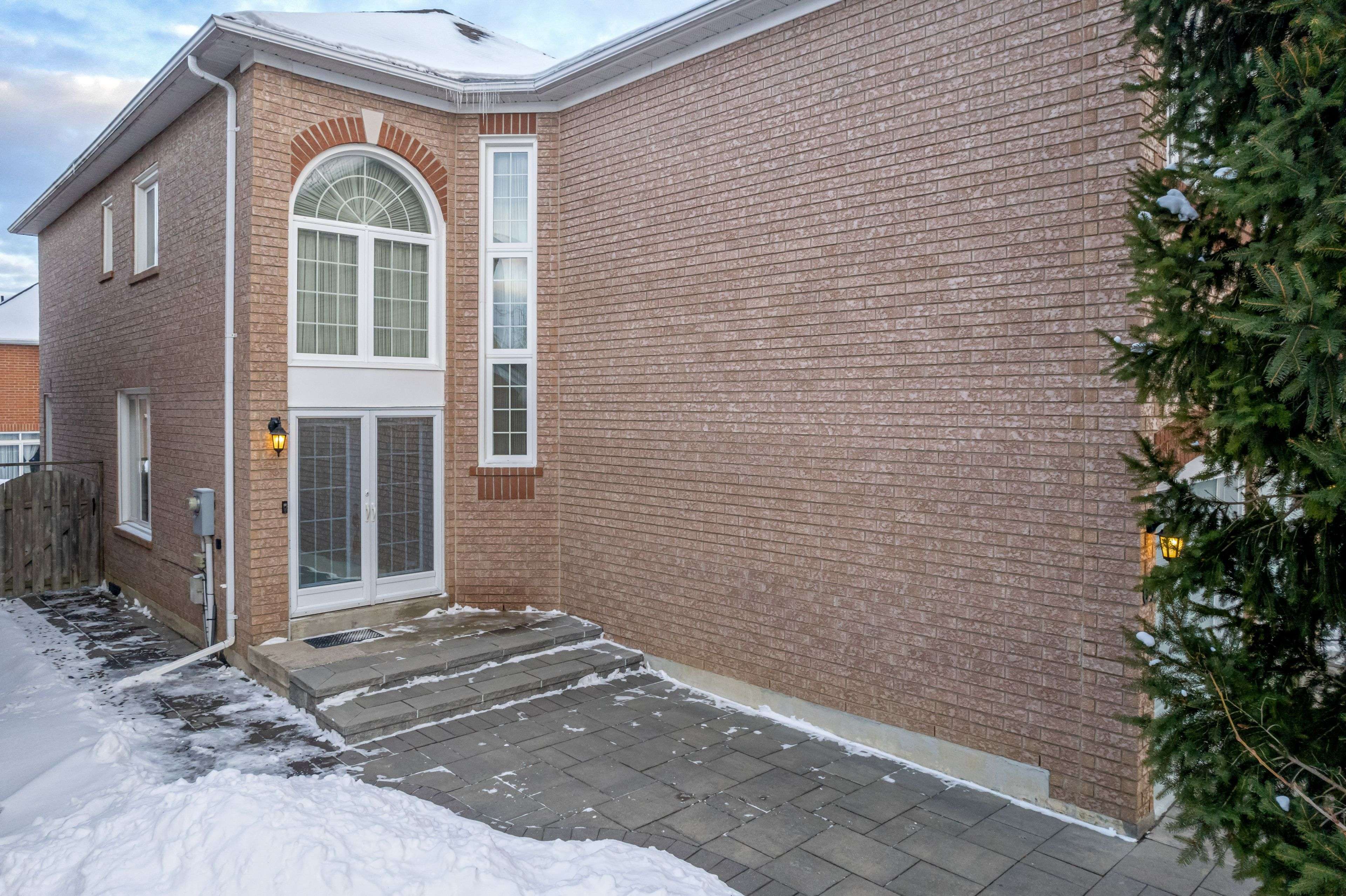 Richmond Hill, ON L4S 1Y9,64 Walnut Grove CRES