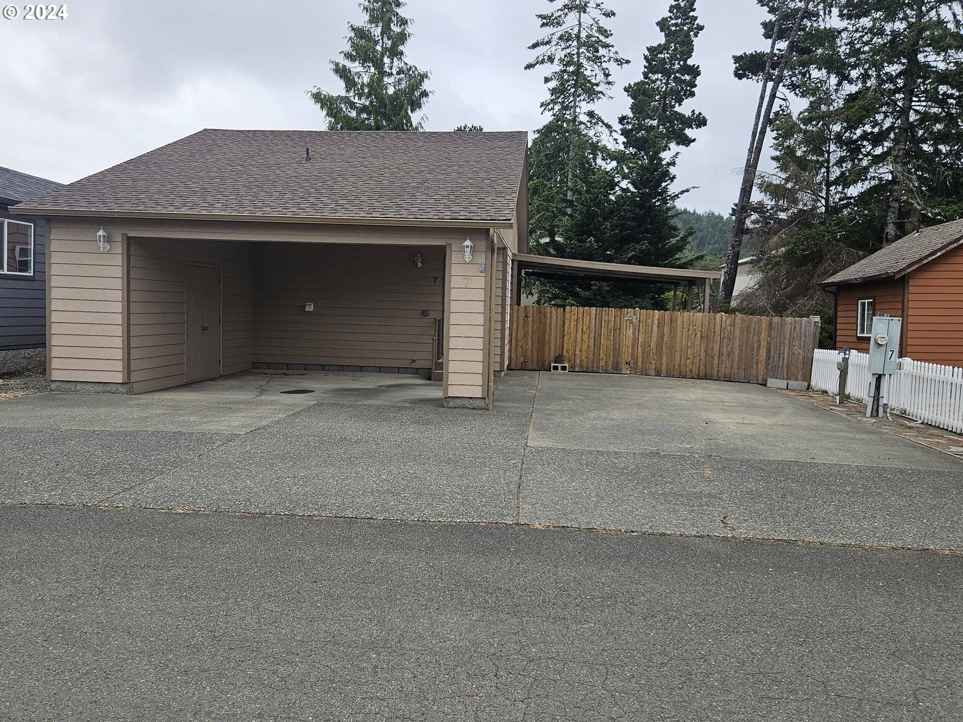 Lakeside, OR 97449,7 PINE LN