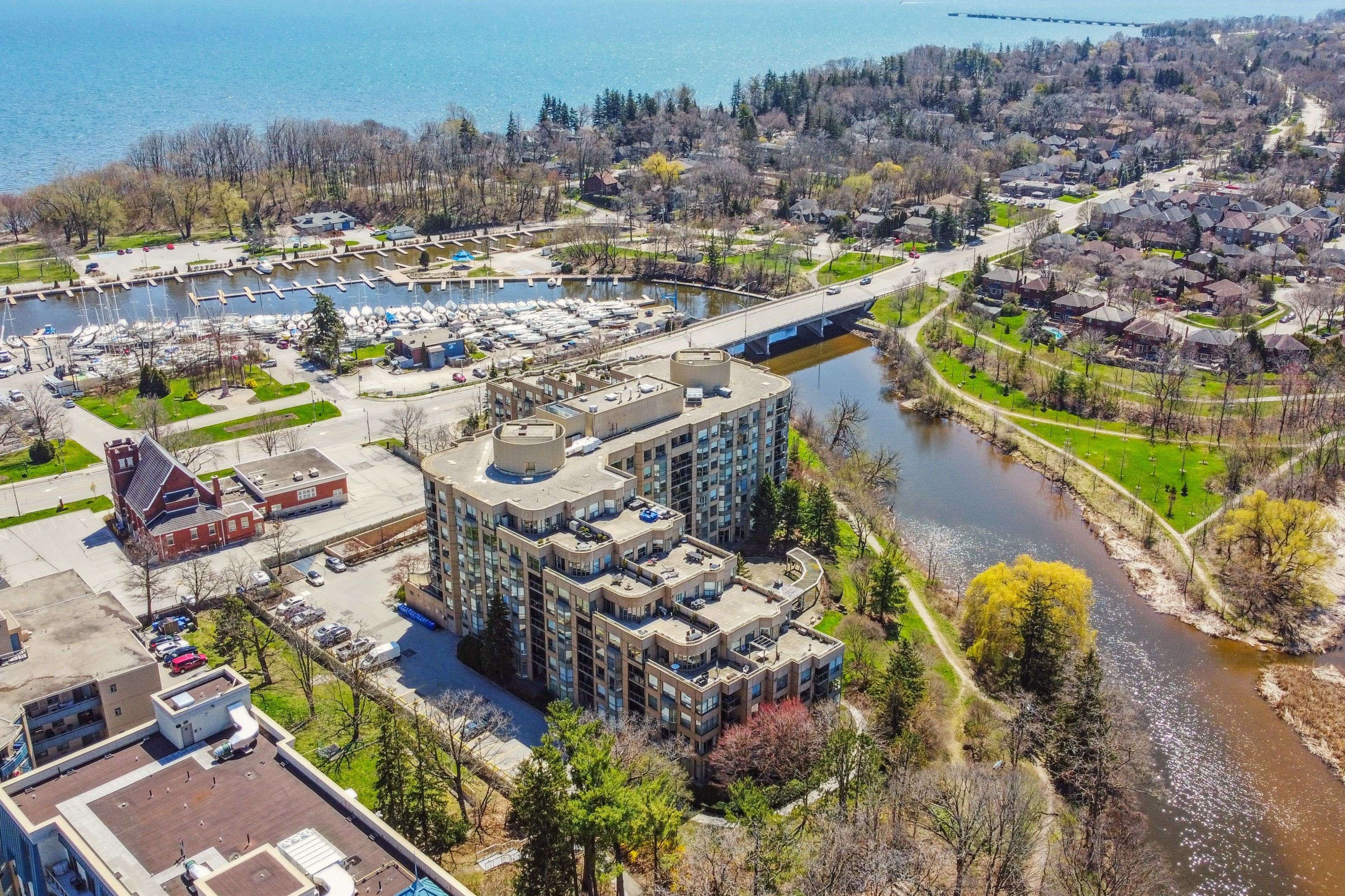 Oakville, ON L6L 6L9,2511 Lakeshore RD W #204