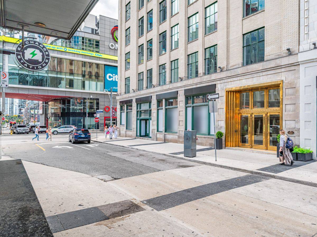 Toronto C08, ON M5B 1B7,21 Dundas SQ #102