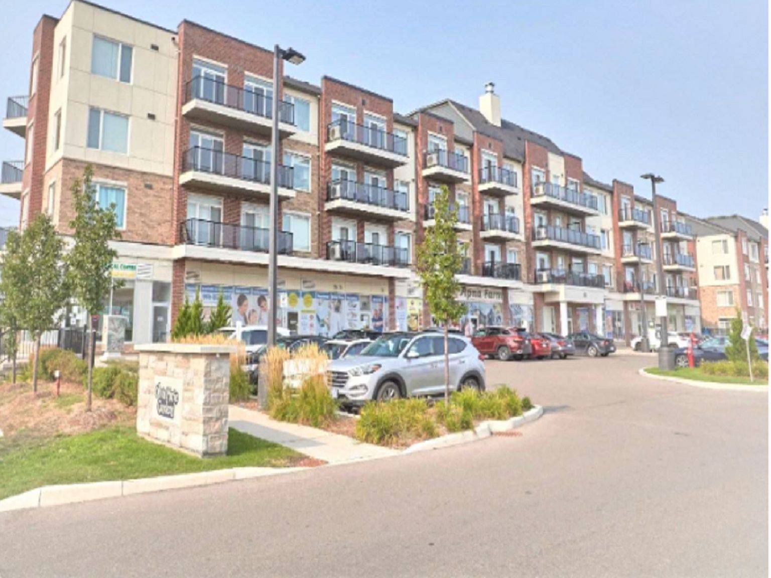 Brampton, ON L6Y 6B8,50 Sky Harbour DR #309