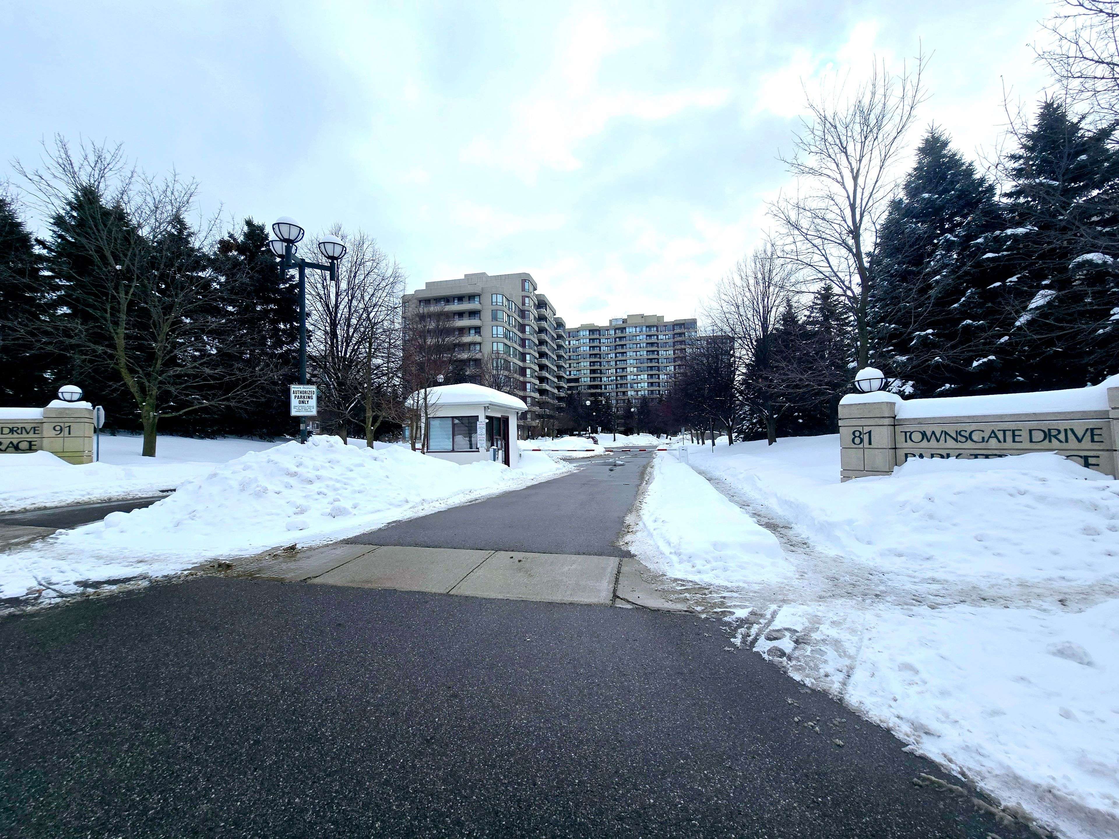 Vaughan, ON L4J 8E8,91 Townsgate DR #PH210