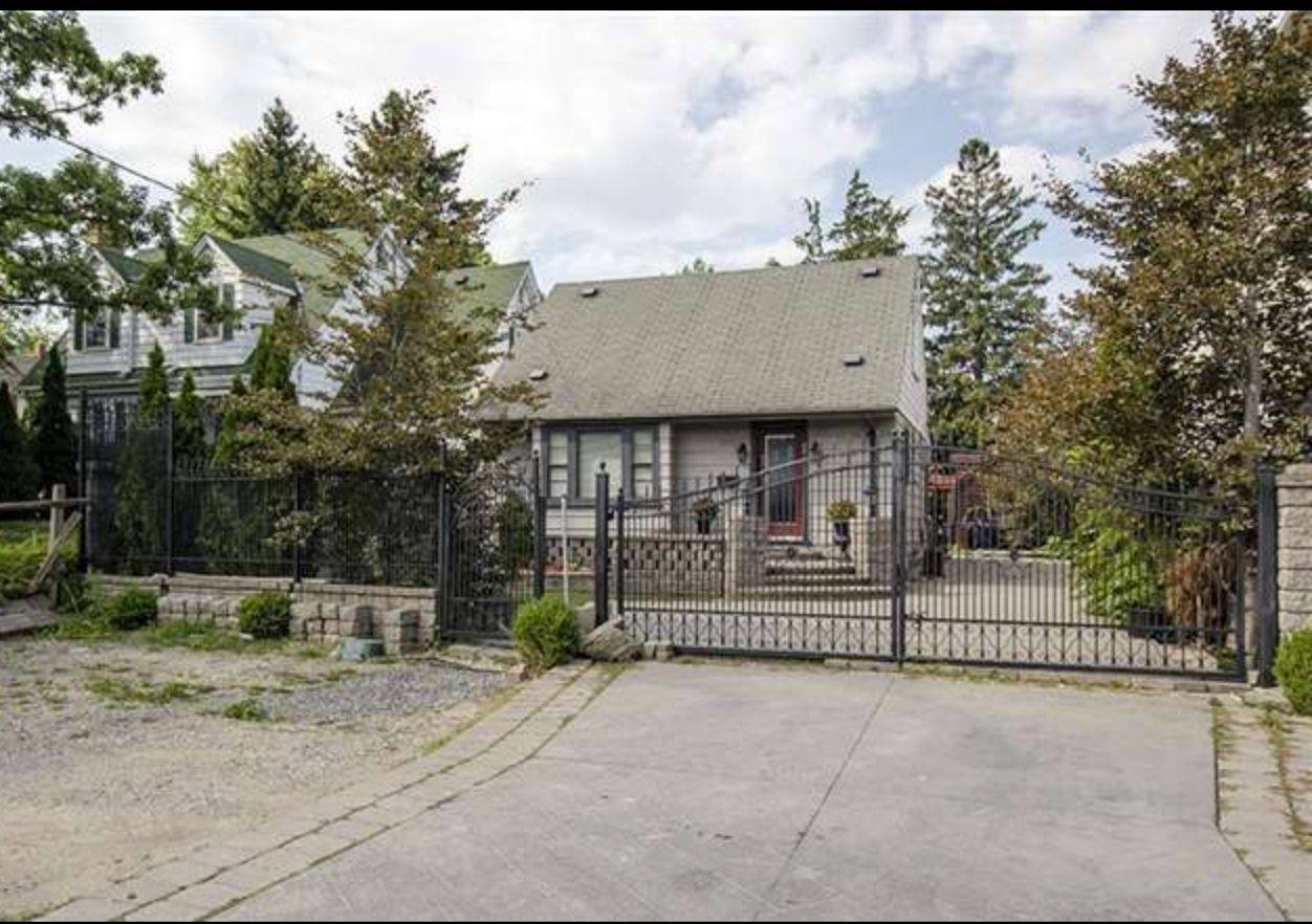 Toronto C14, ON M2N 5K7,2972 Bayview AVE