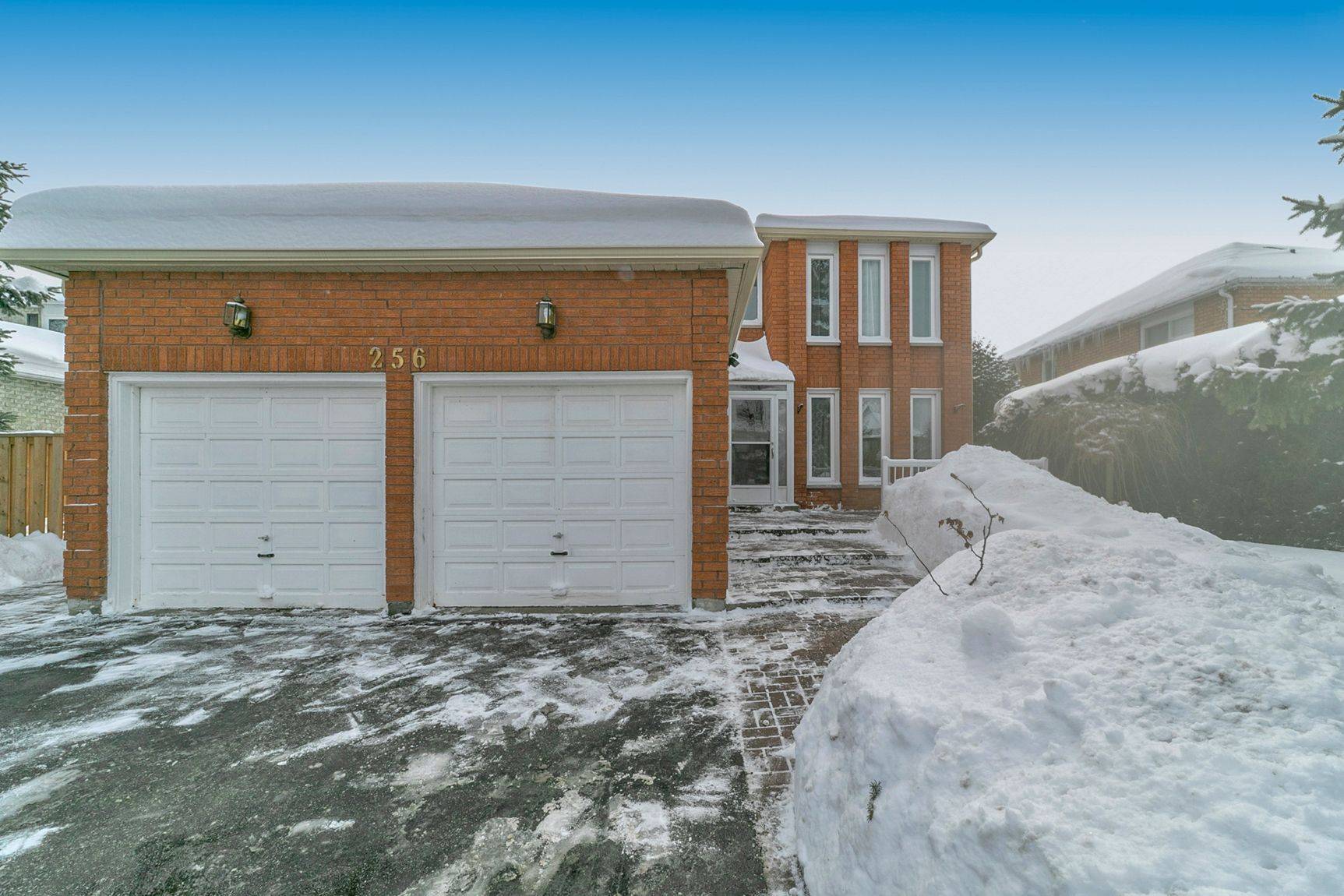 Newmarket, ON L3Y 7X4,256 Elman CRES