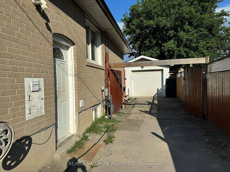 Newmarket, ON L3Y 2Y6,63 Longford DR E ##BSMNT