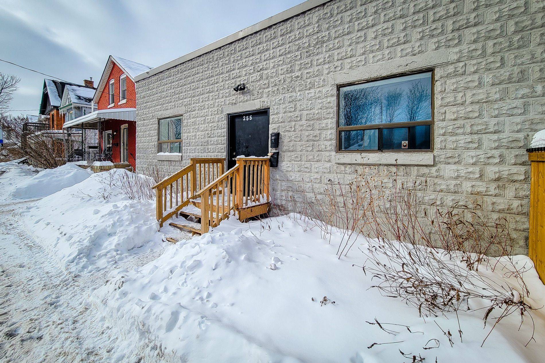 Hamilton, ON L8L 5L1,255 Emerald ST N #5