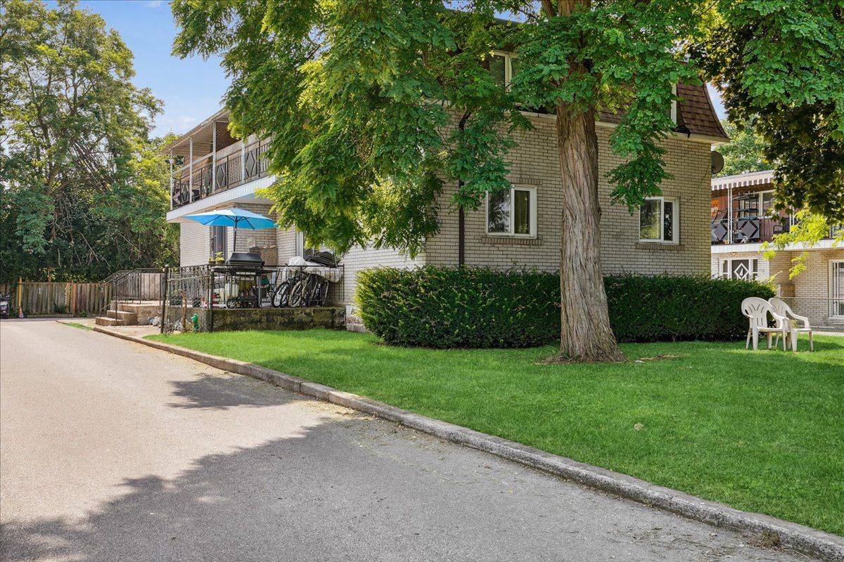 Oakville, ON L6L 1T7,2316 Hixon ST #2