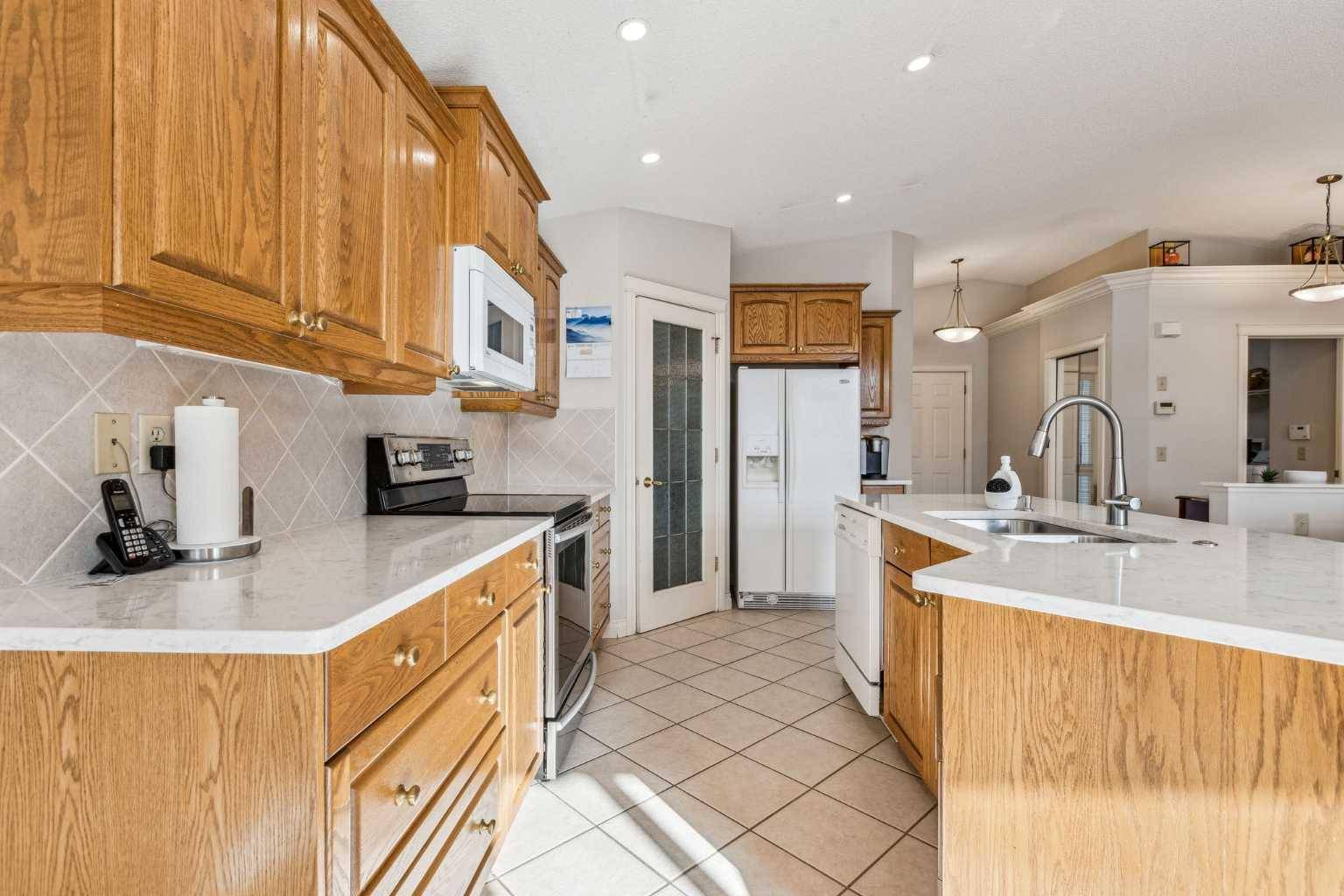 Chestermere, AB T1X1J5,111 Cove CRES