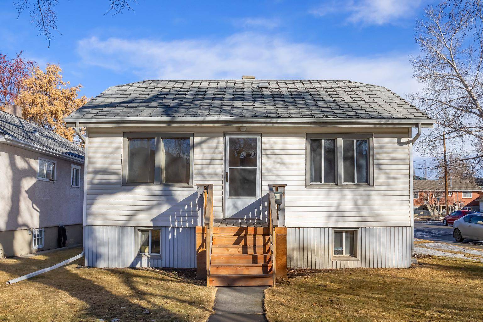 Calgary, AB T2E0V8,236 11 AVE NE