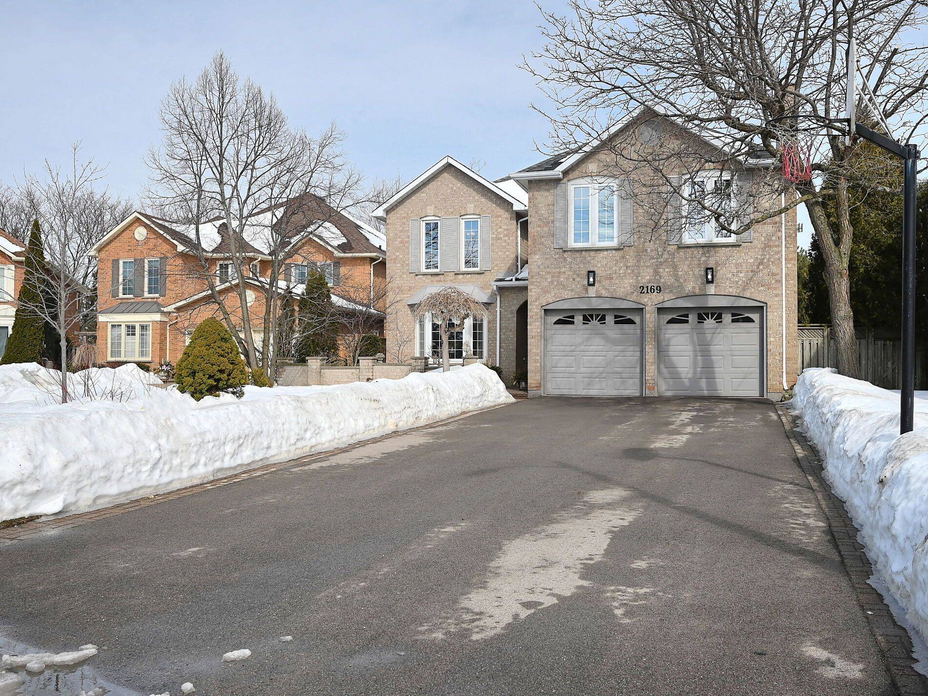 Burlington, ON L7M 3Y7,2169 Mystic CT