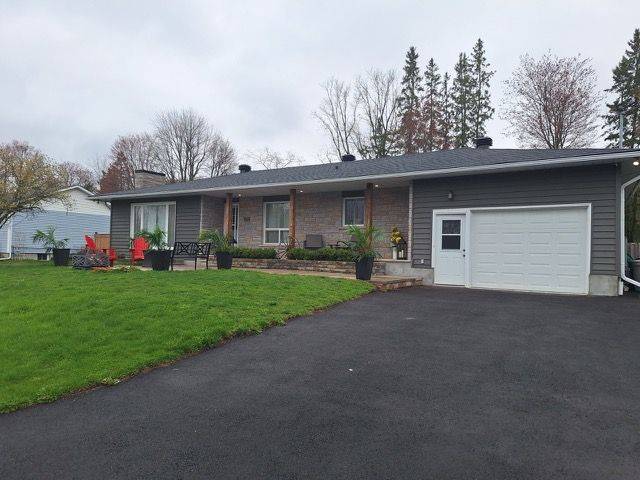 Orleans - Cumberland And Area, ON K4B 1N8,970 Meteor AVE