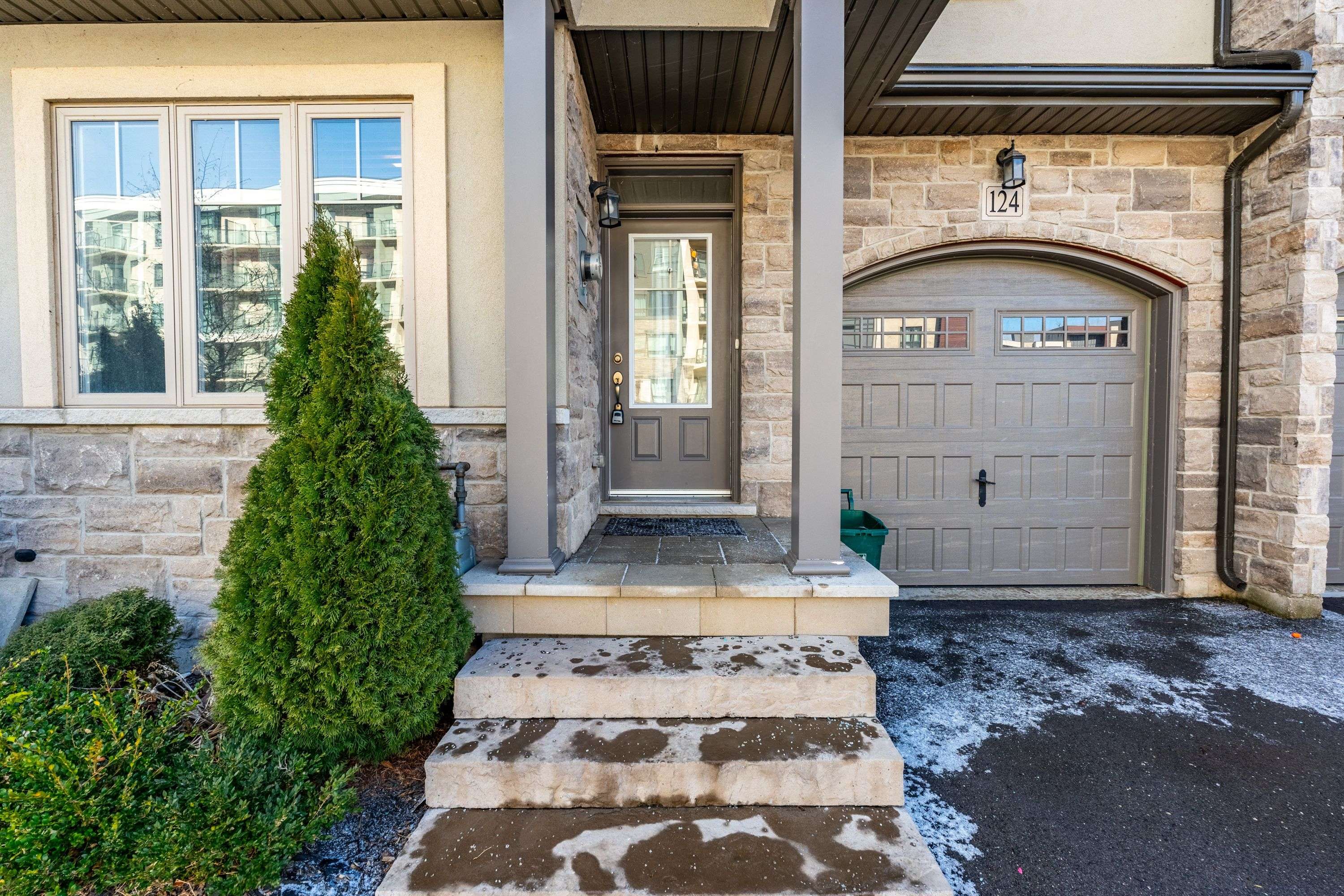 Hamilton, ON L8E 0J4,124 Shoreview PL