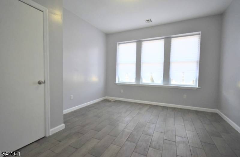 Newark City, NJ 07103,482 S 17th St #2R