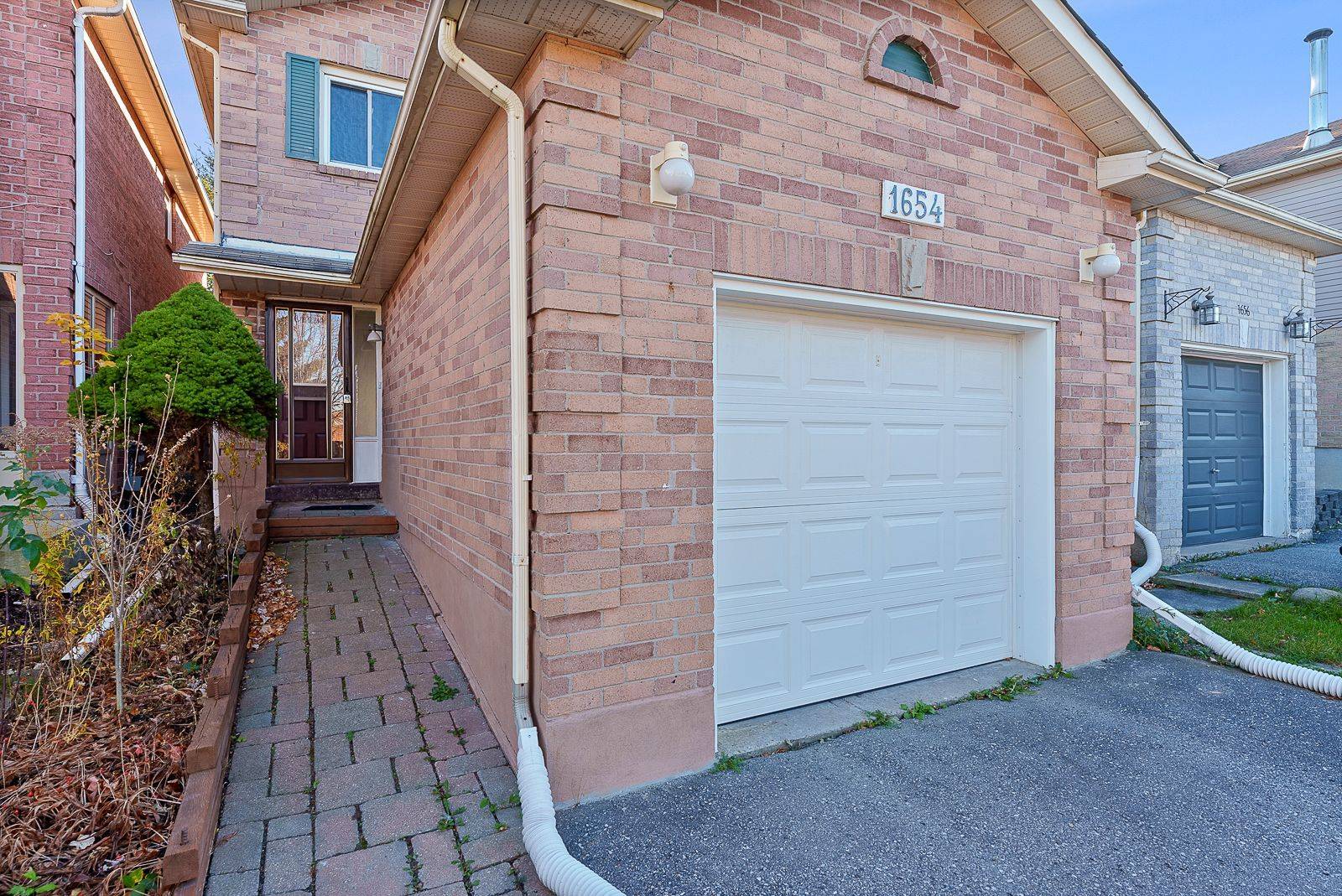 Pickering, ON L1X 2A6,1654 Mcbrady CRES