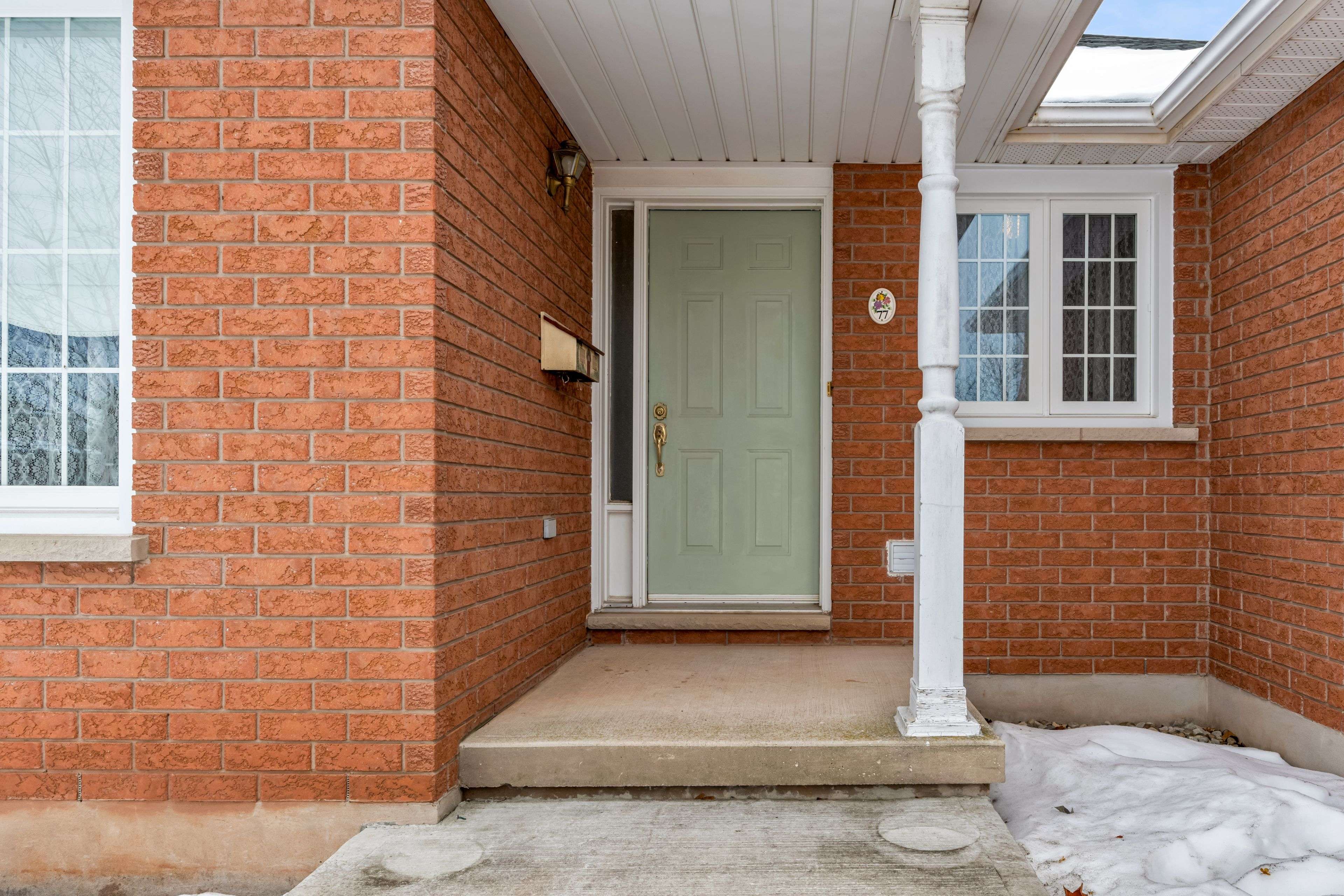 Grimsby, ON L3M 5H4,77 Colonial CRES