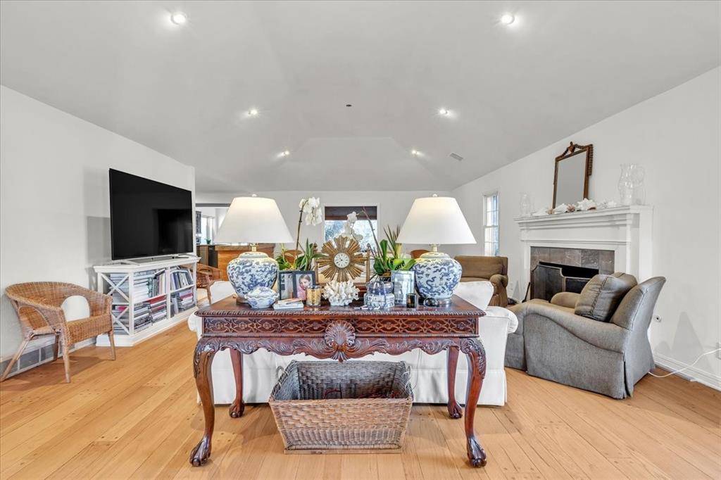 Nichols Hills, OK 73120,1801 Drakestone Avenue