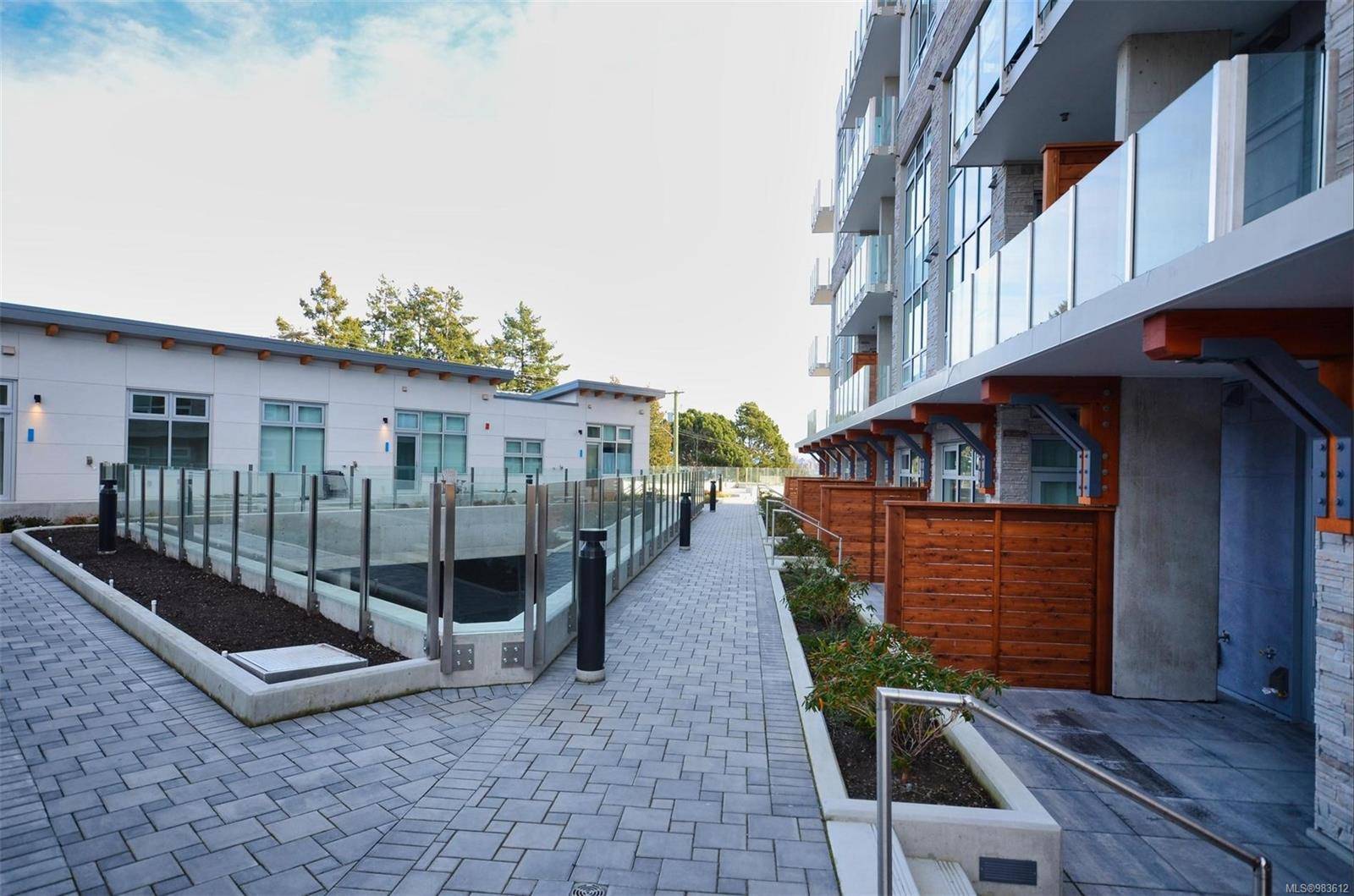 Esquimalt, BC V9A 5E6,916 Lyall St #306