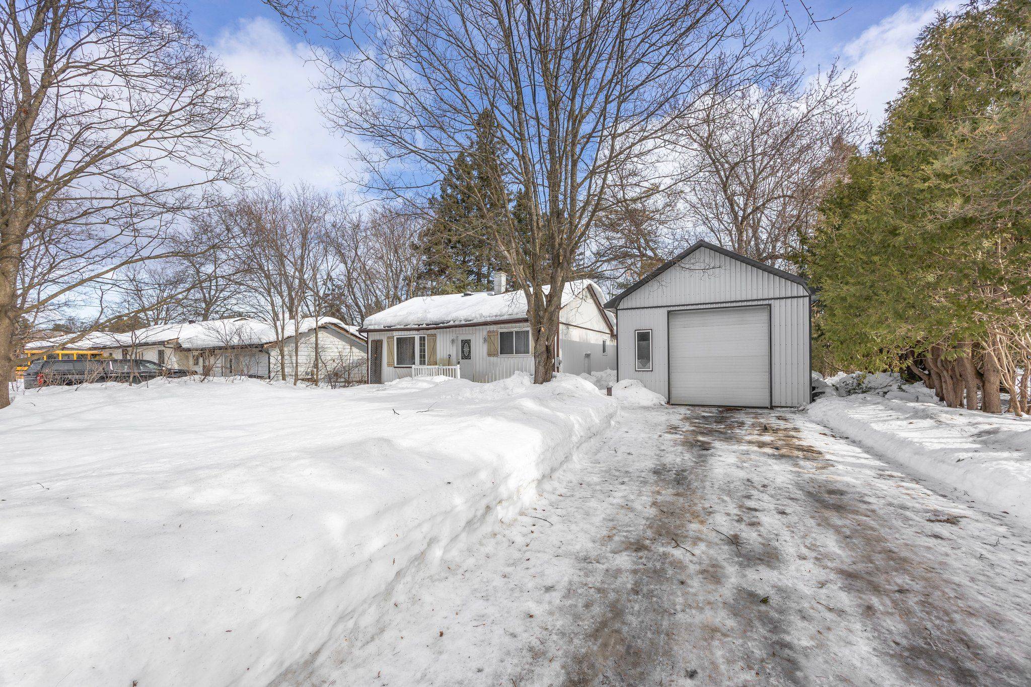 Springwater, ON L9X 0N6,1213 Bayfield ST N