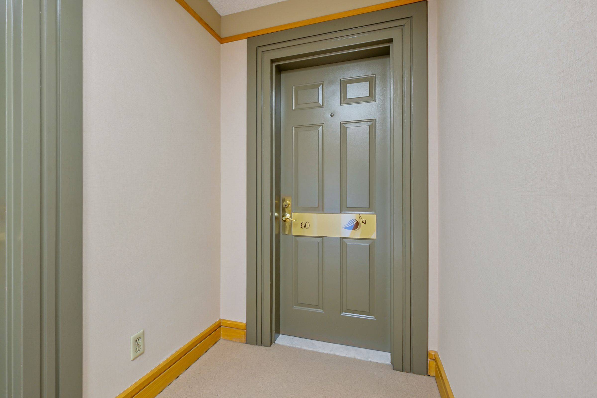 Dows Lake - Civic Hospital And Area, ON K1Y 4P8,259 BOTANICA N/A #60C