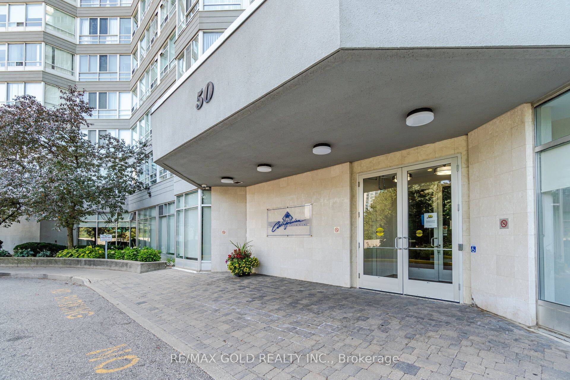 Mississauga, ON L5R 1Y2,50 Kingsbridge Garden CIR #812