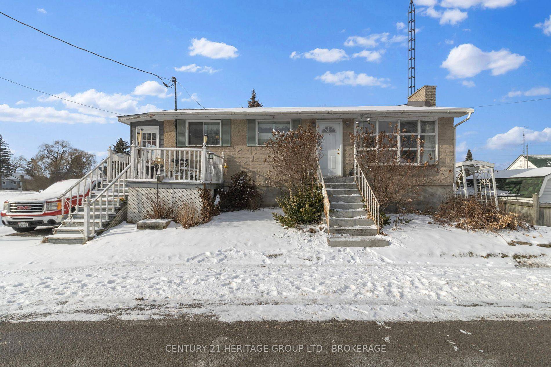 Elizabethtown-kitley, ON K0E 1M0,16 Laura ST