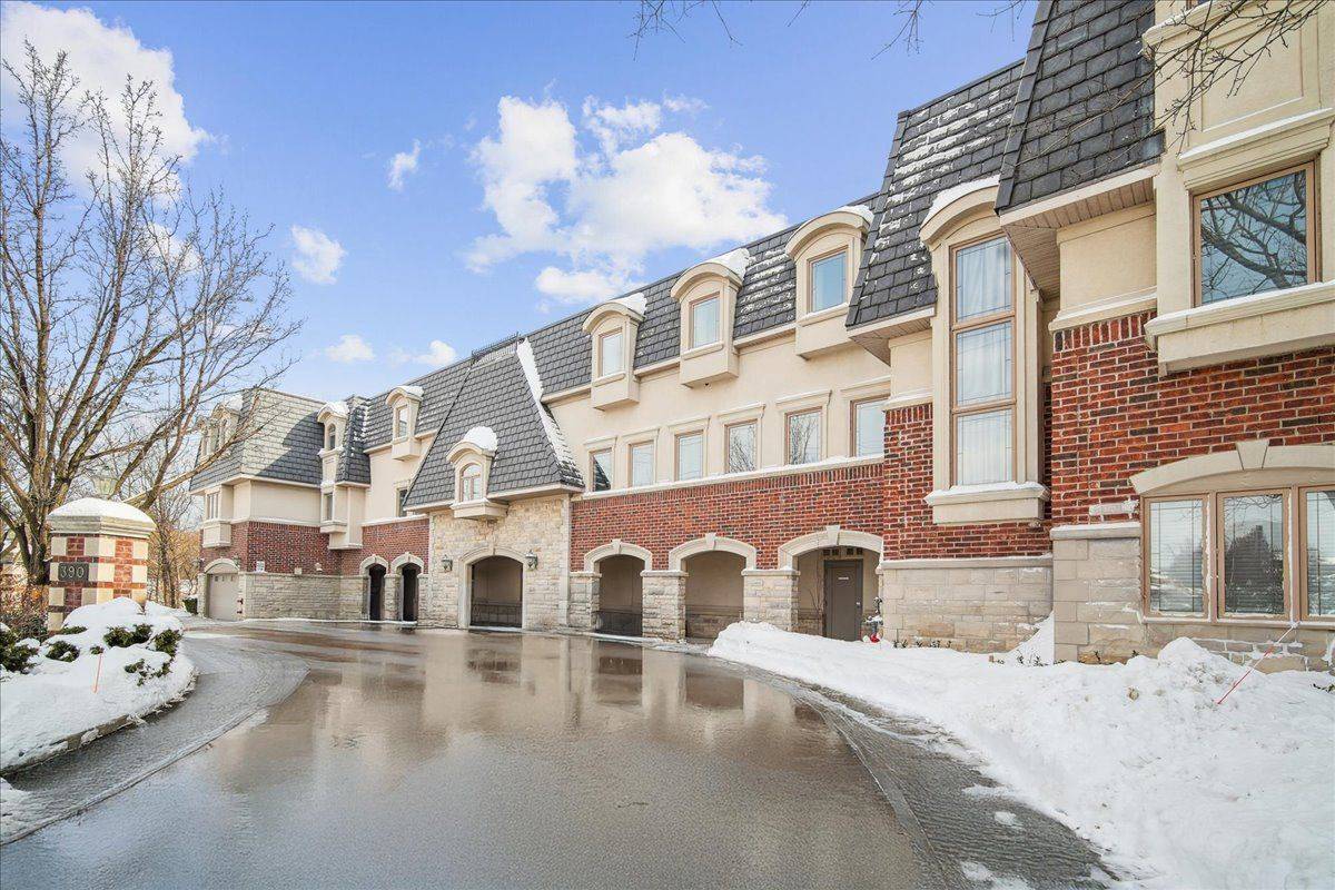 Oakville, ON L6H 0A5,390 Upper Middle RD E #306