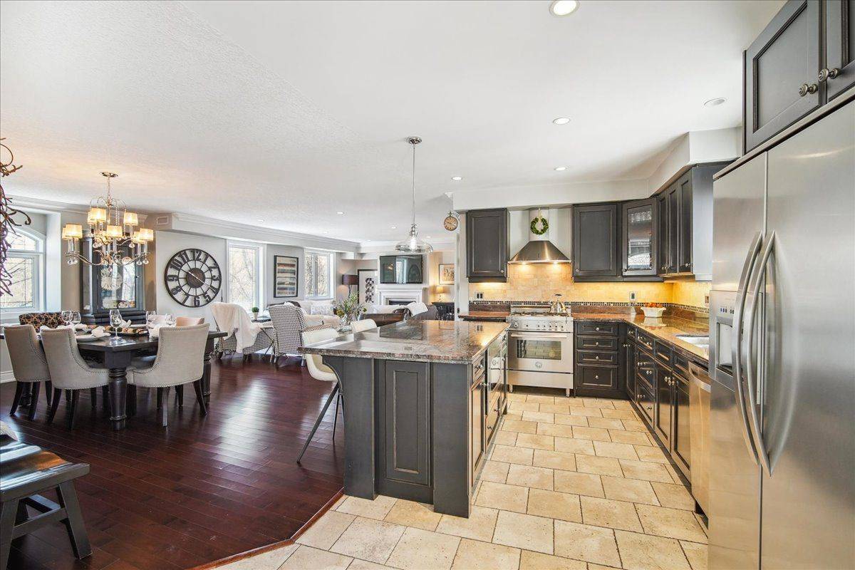 Oakville, ON L6H 0A5,390 Upper Middle RD E #306