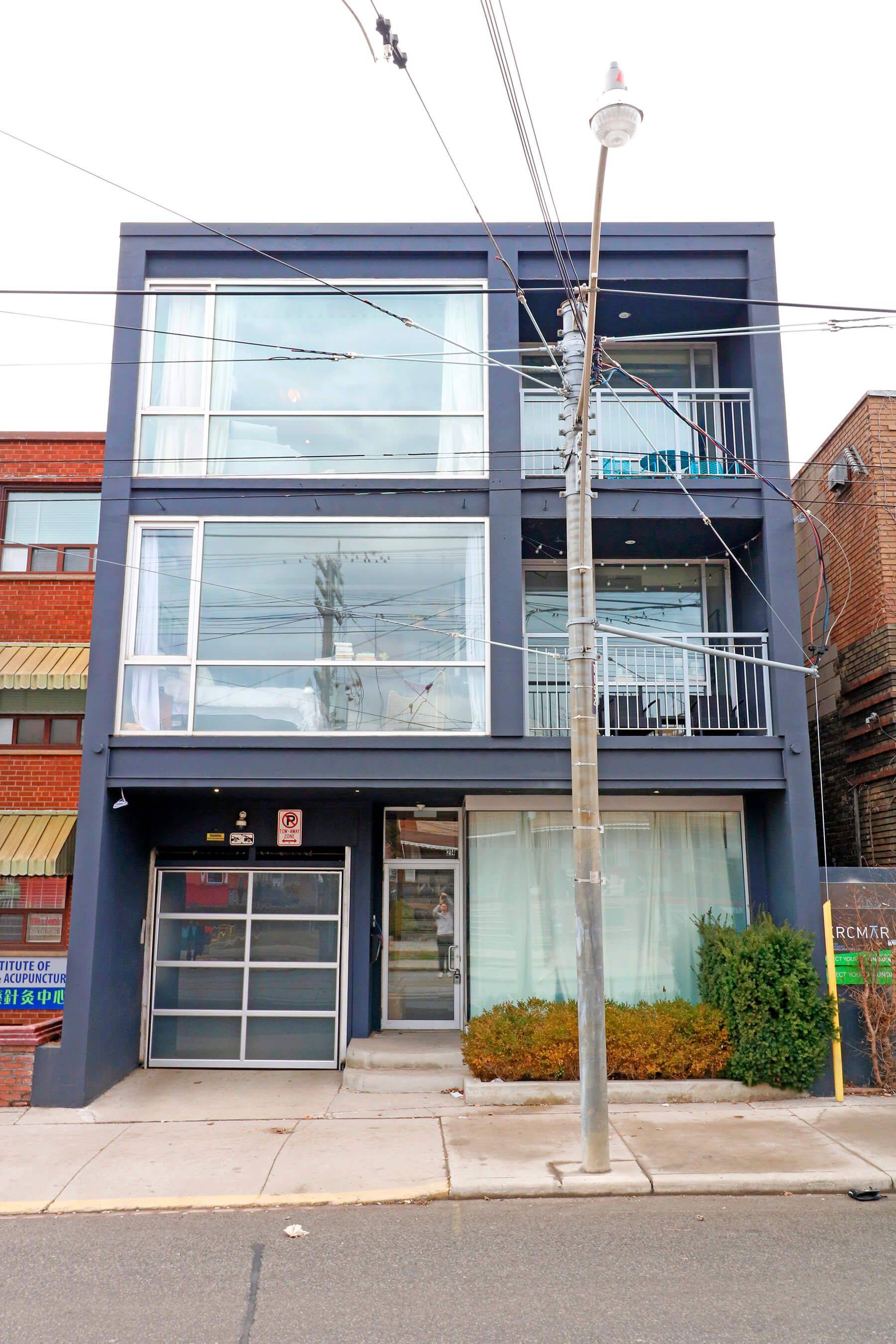 Toronto C01, ON M5T 2R9,214 Bathurst ST #PH 3B