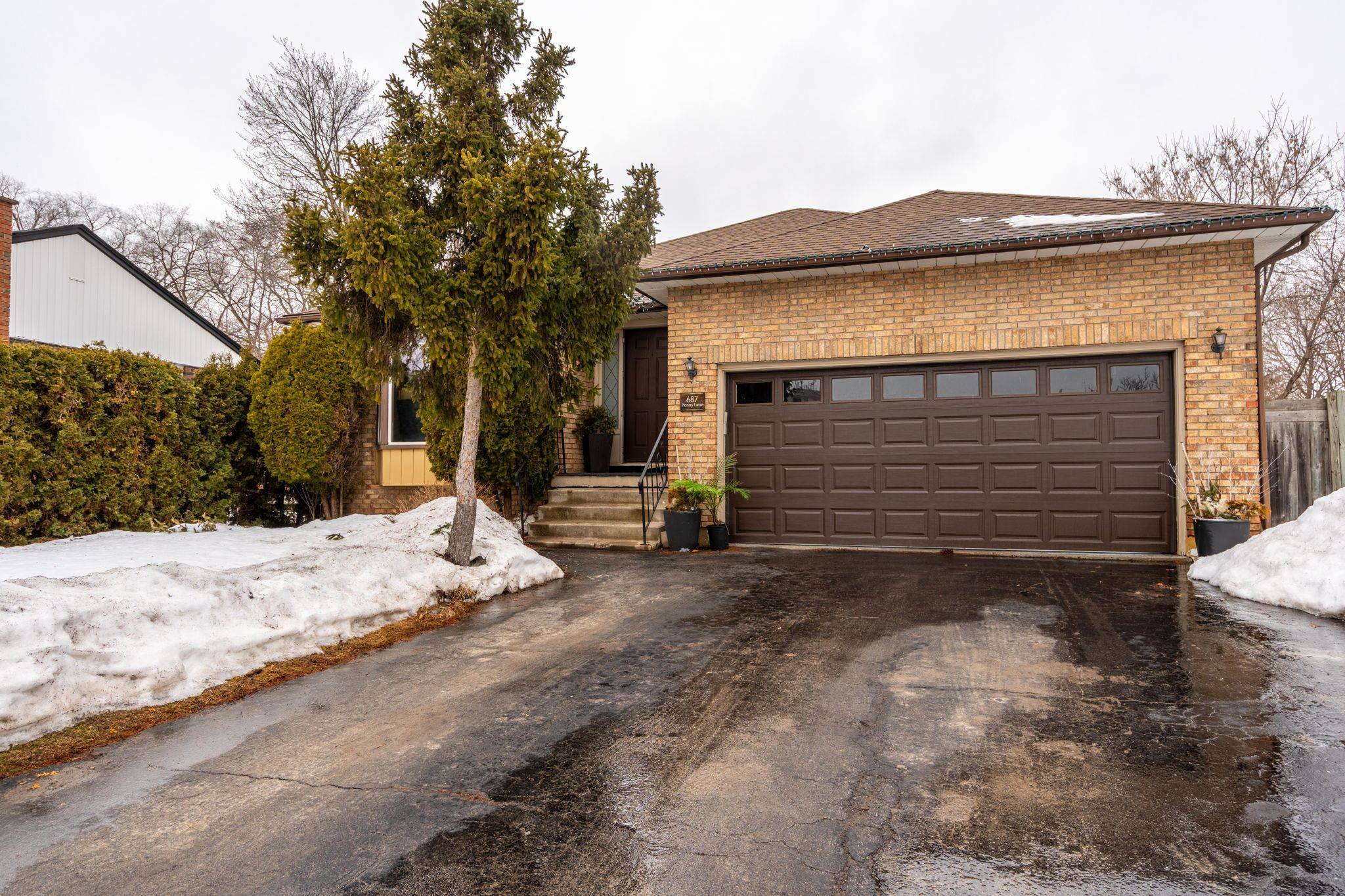 Burlington, ON L7T 4H9,687 Penny LN