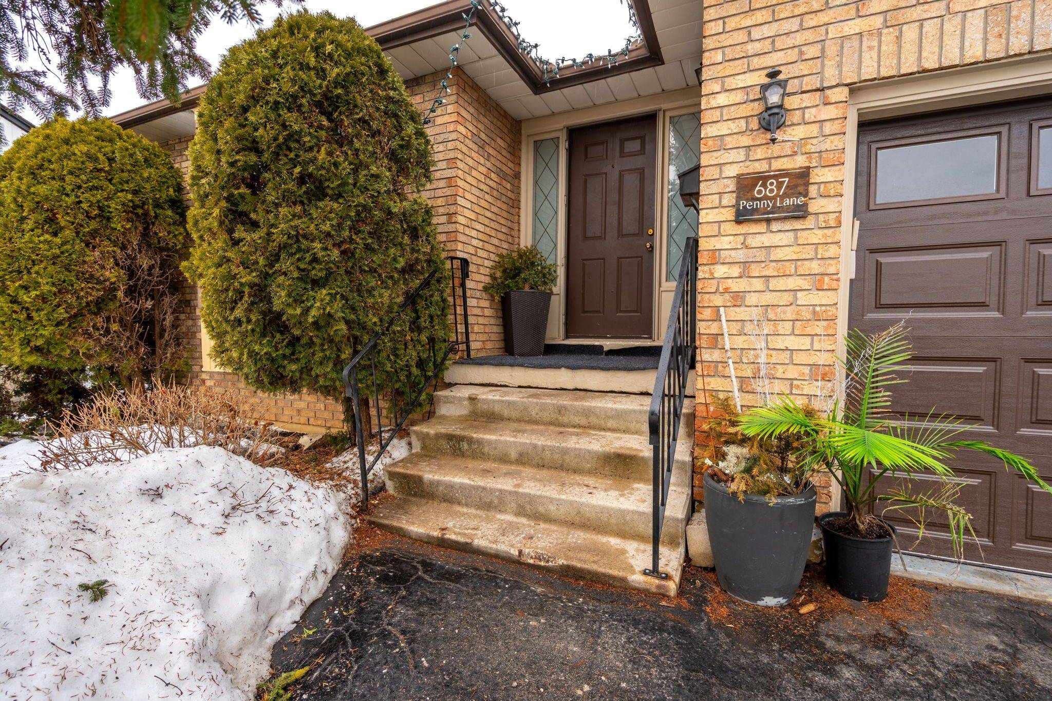 Burlington, ON L7T 4H9,687 Penny LN