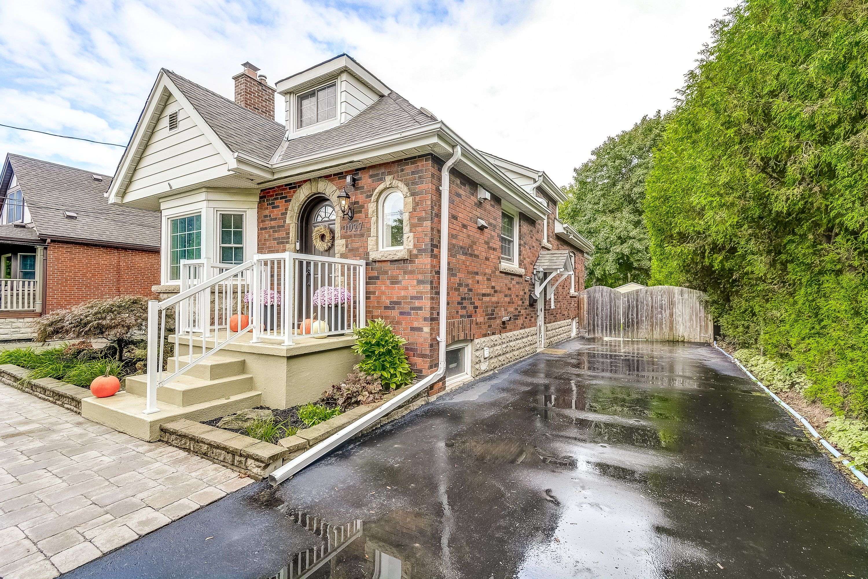 Burlington, ON L7T 3J4,1027 Cedarwood PL