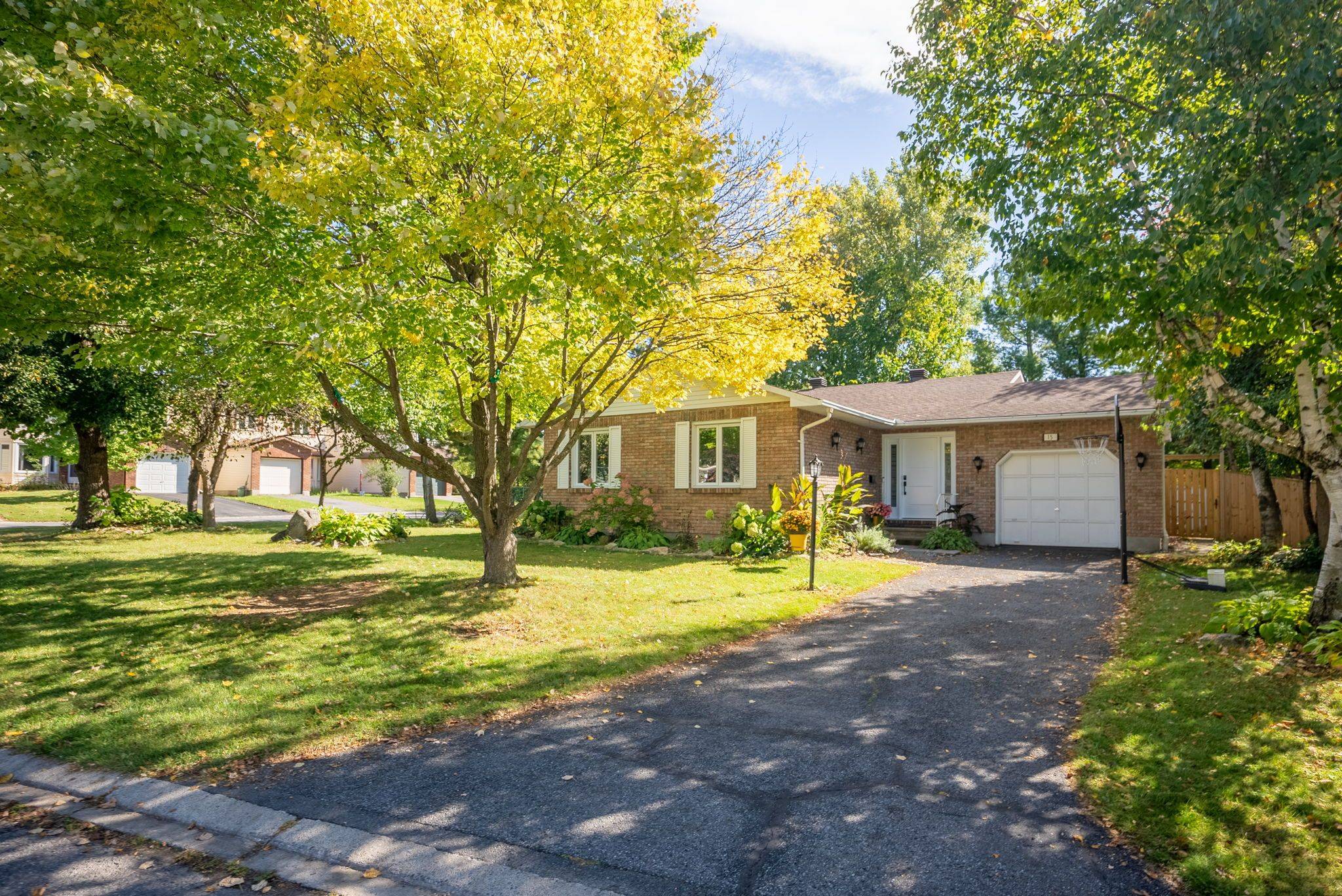 Barrhaven, ON K2J 1R9,15 Bartley CRES