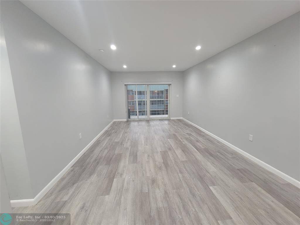 Lauderdale Lakes, FL 33311,3700 NW 21st St  #414
