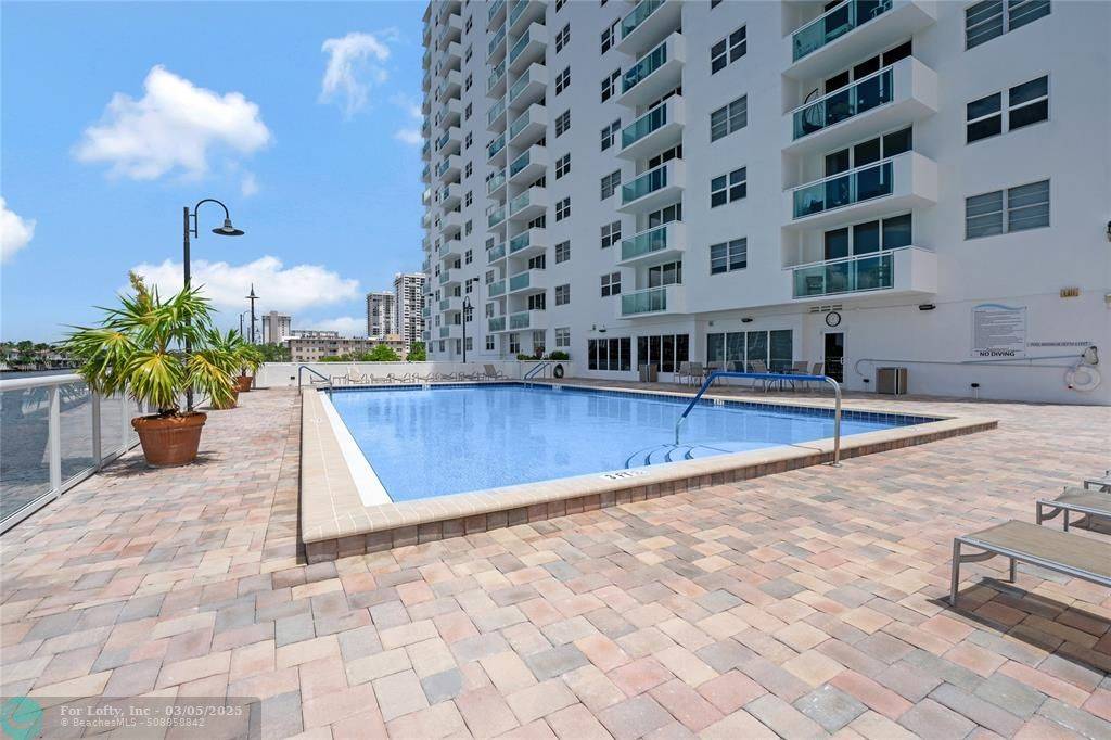 Hollywood, FL 33019,3000 S Ocean Drive  #510