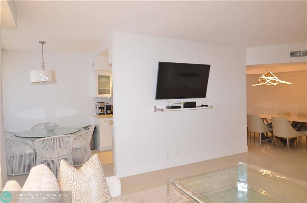 Aventura, FL 33180,19355 TURNBERRY WY  #7-L