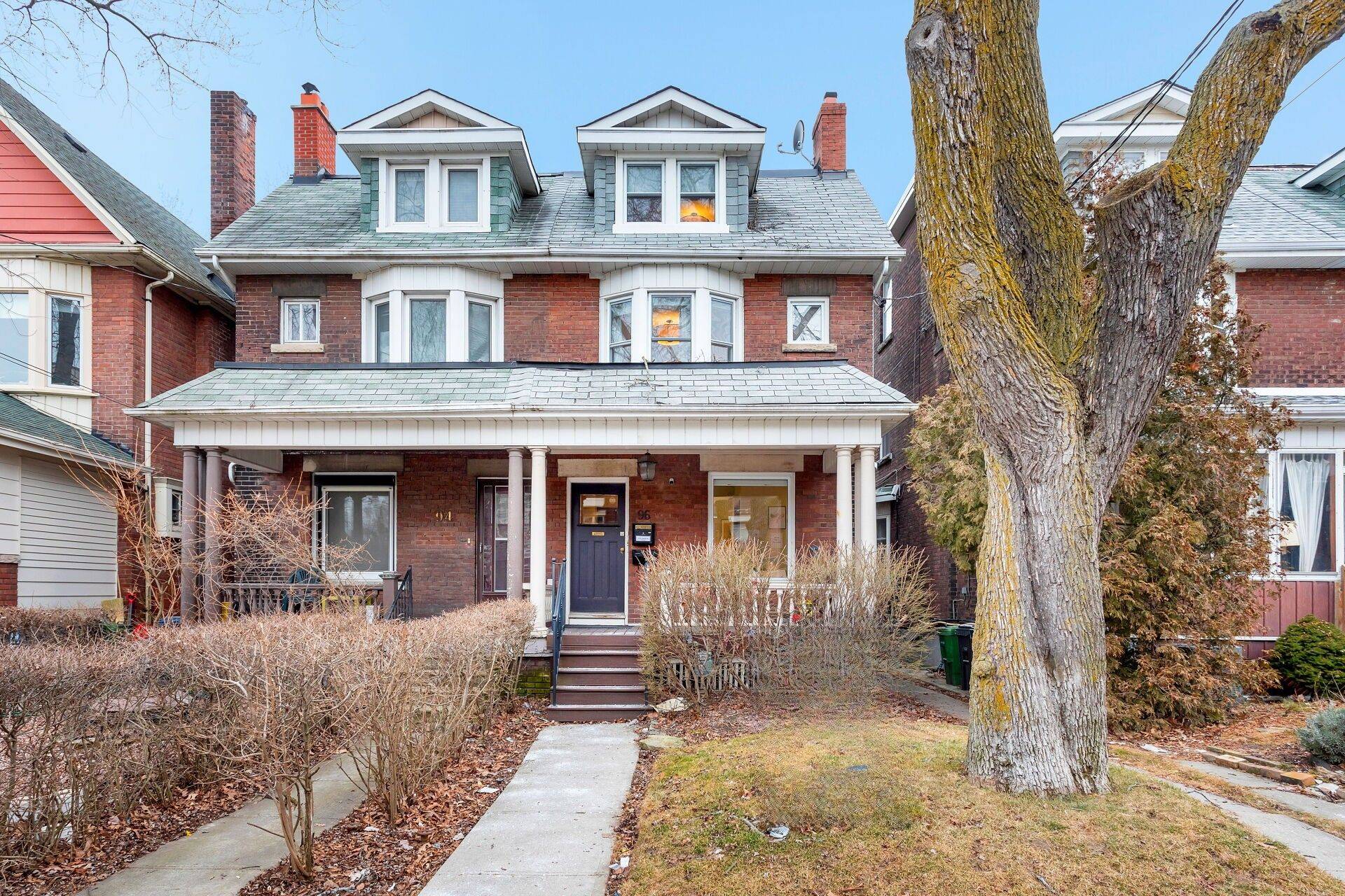 Toronto W01, ON M6R 2K8,96 Roncesvalles AVE