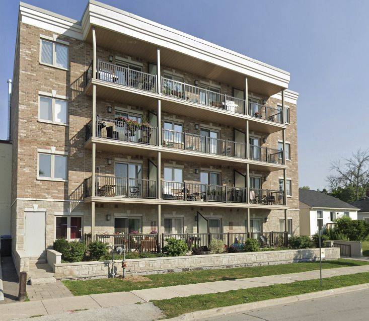 Oakville, ON L6K 1W5,73 Washington AVE #301